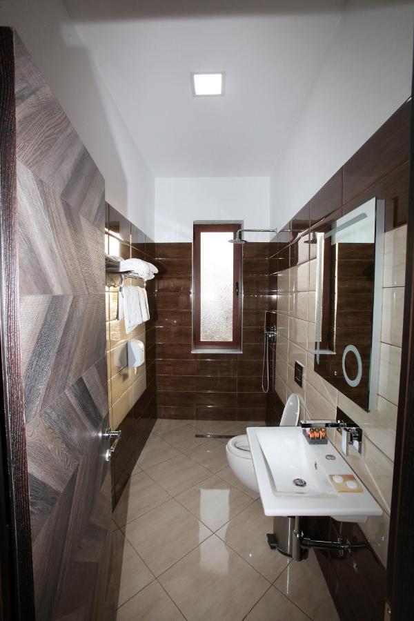 Hotel Vila Lako Korce Extérieur photo
