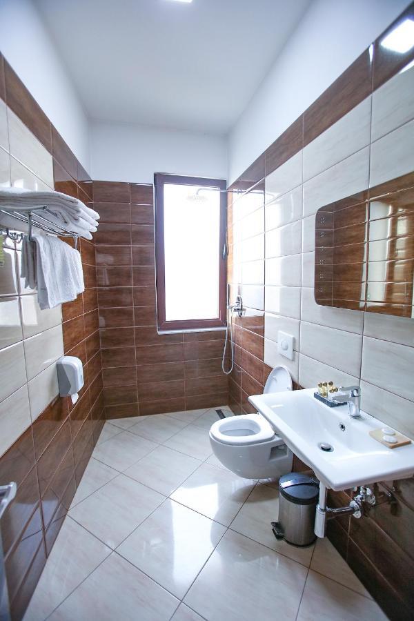 Hotel Vila Lako Korce Extérieur photo